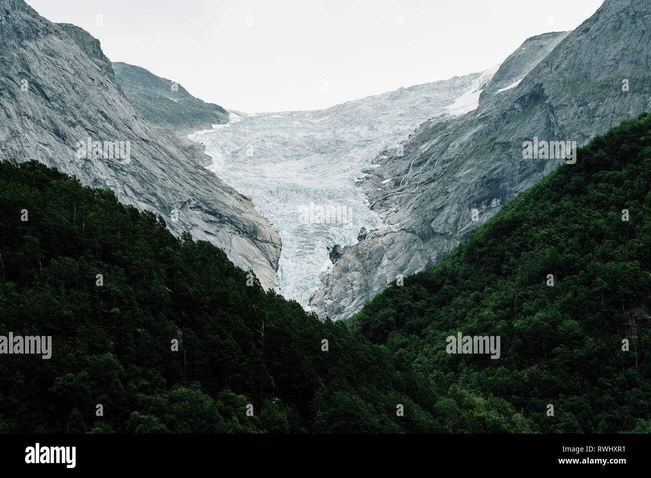 Ritiro del ghiacciaio - La ritirata del Ghiacciaio Briksdal / Briksdalsbreen un braccio del più grande ghiacciaio Jostedalsbreen in Stryn Norvegia. Foto Stock