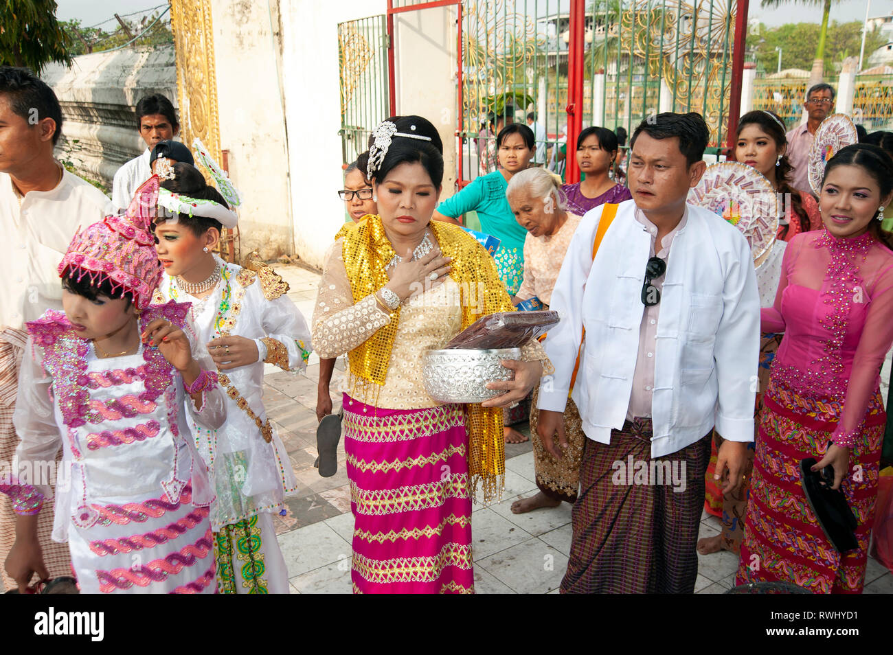 Famiglia birmano rilasciando un gufo in aria come un simbolo di buona fortuna al loro bambino della venuta di età cerimonia in Myanmar Mandalay Foto Stock