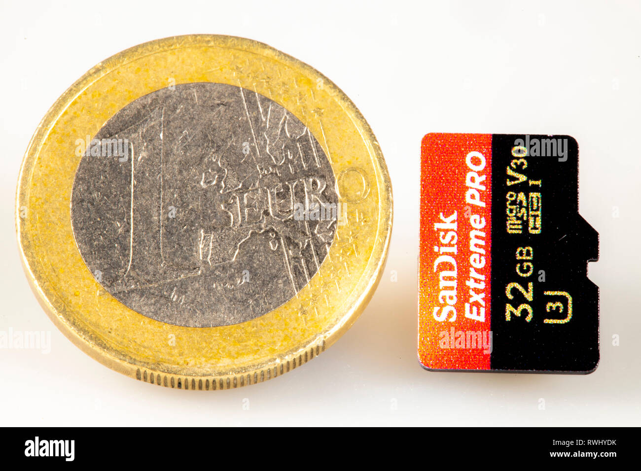 Le schede di memoria per fotocamere digitali, scheda Micro SD, confronto dimensioni moneta, Foto Stock