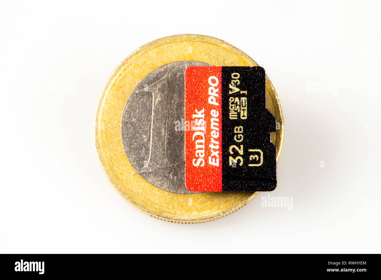 Le schede di memoria per fotocamere digitali, scheda Micro SD, confronto dimensioni moneta, Foto Stock