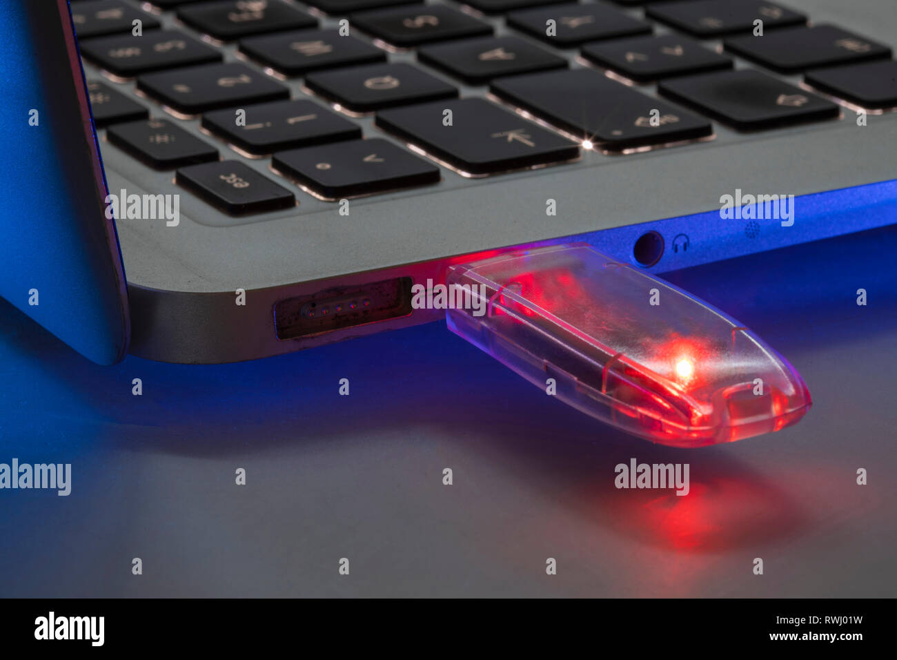 Memory stick USB in un computer portatile, Foto Stock