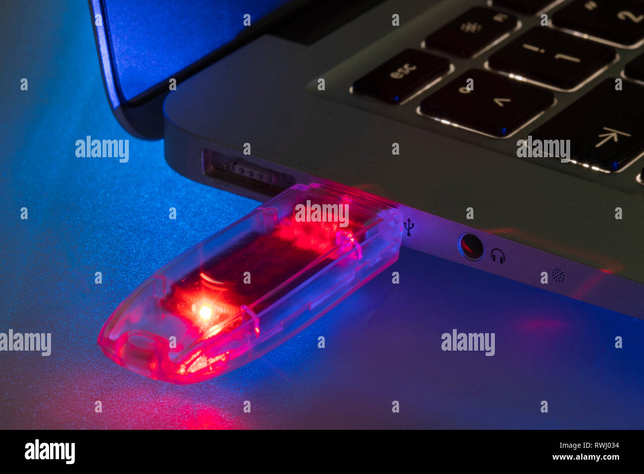 Memory stick USB in un computer portatile, Foto Stock