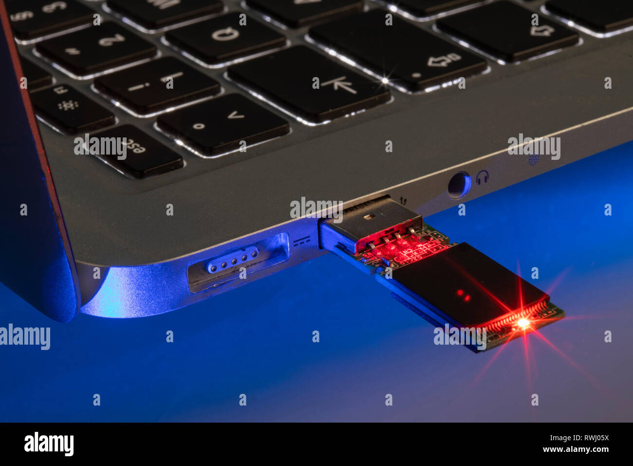 Memory stick USB in un computer portatile, Foto Stock