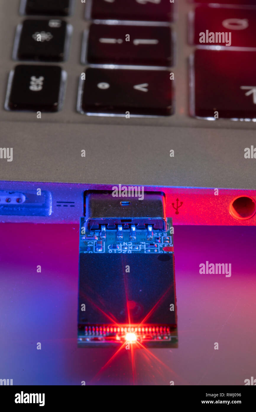 Memory stick USB in un computer portatile, Foto Stock