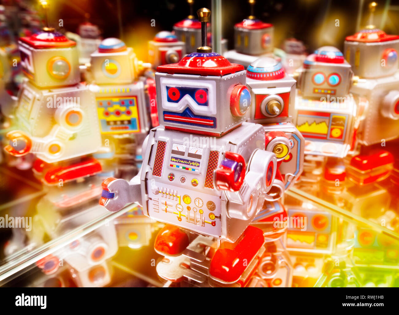 Robot con riflessioni e varie luci colorate Foto Stock