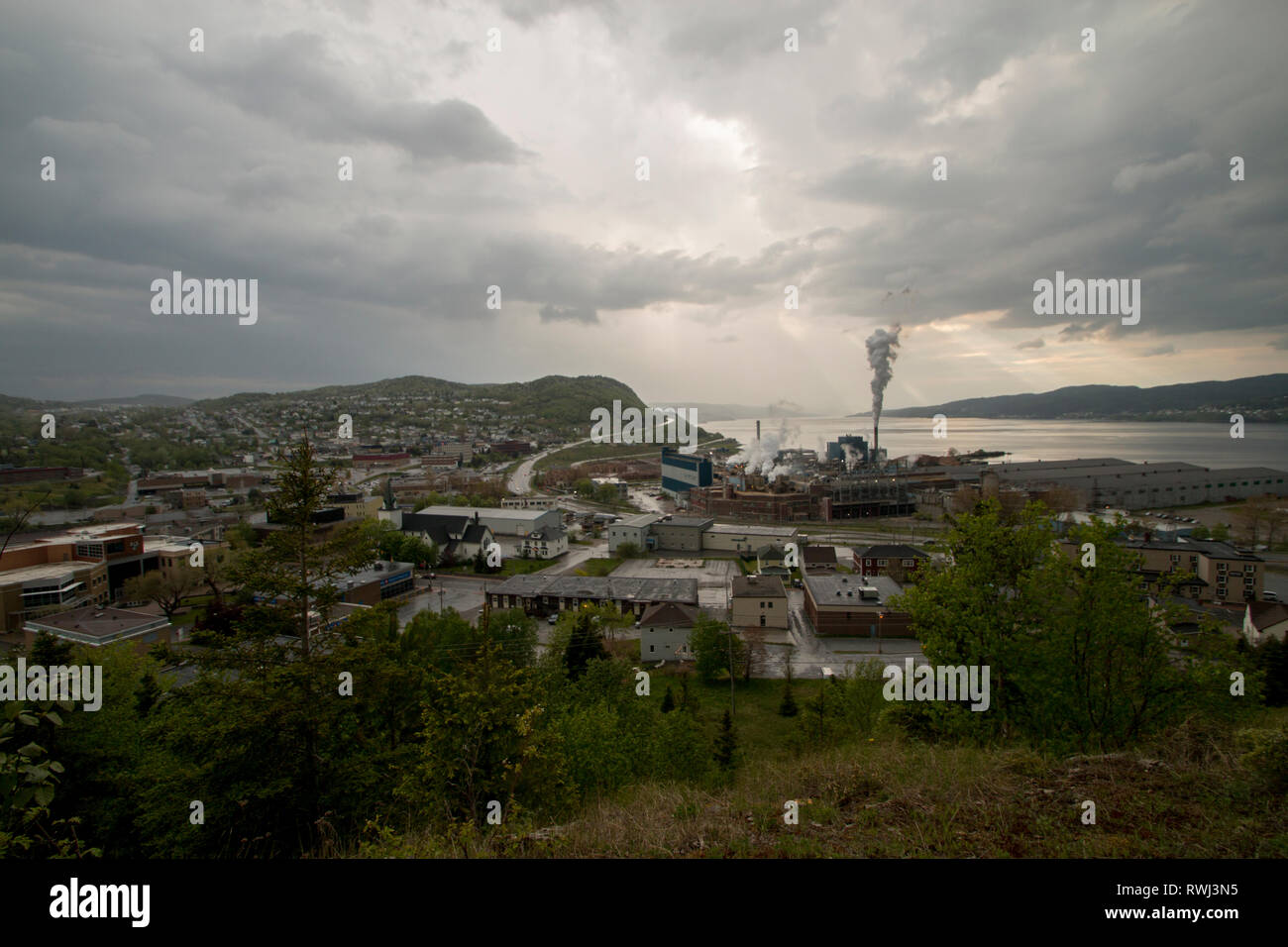 Raggi di sole rottura attraverso le nuvole sul giorno di pioggia, Corner Brook, Terranova e Labrador Foto Stock