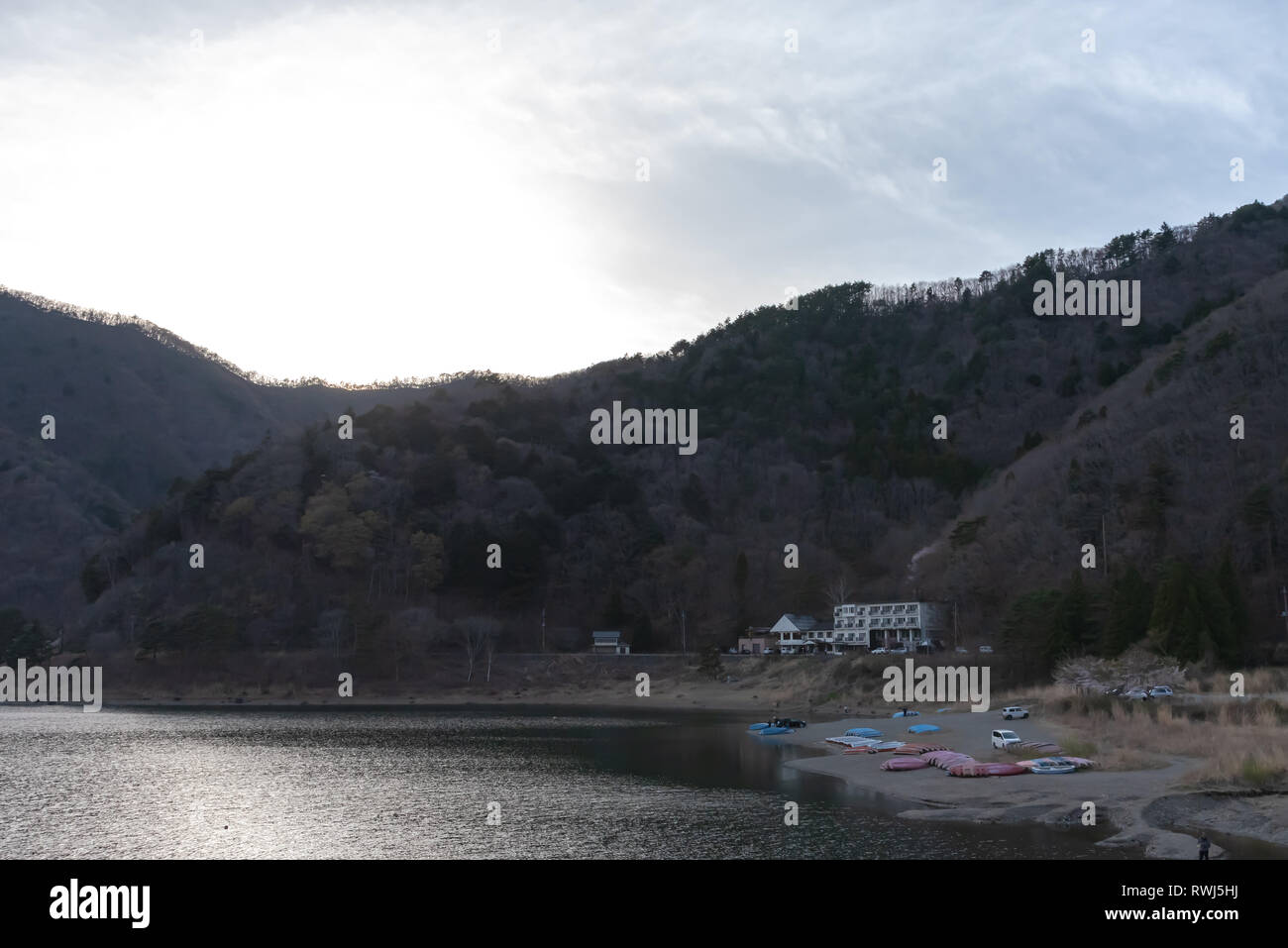 Vista sul lago di shoji ( Shojiko ). Fuji cinque regione del lago, Minamitsuru distretto, prefettura di Yamanashi, Giappone. Foto Stock