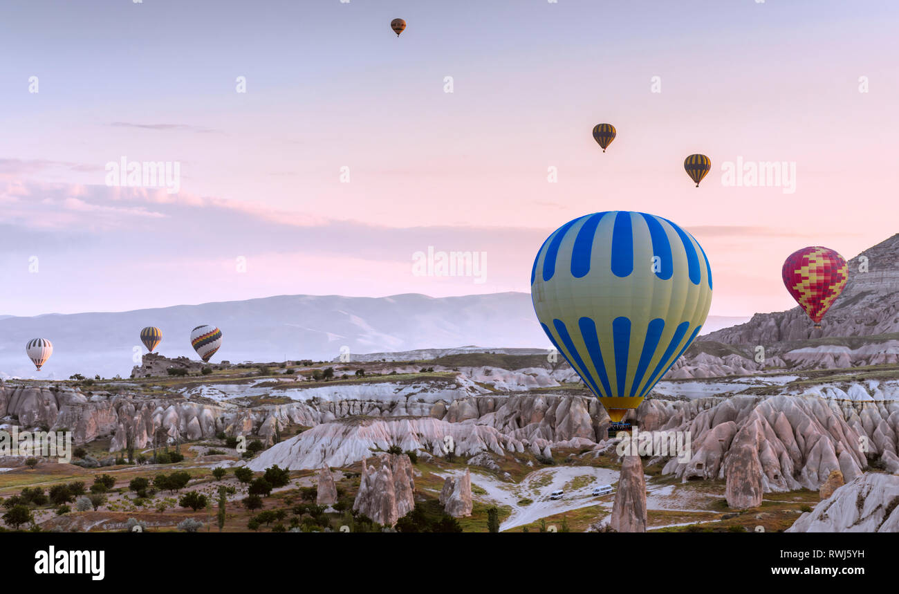 Grande attrazione turistica della Cappadocia mongolfiera. La Cappadocia è uno dei luoghi migliori per volare con i palloni ad aria calda. Goreme, Cappadocia, Turchia. Foto Stock