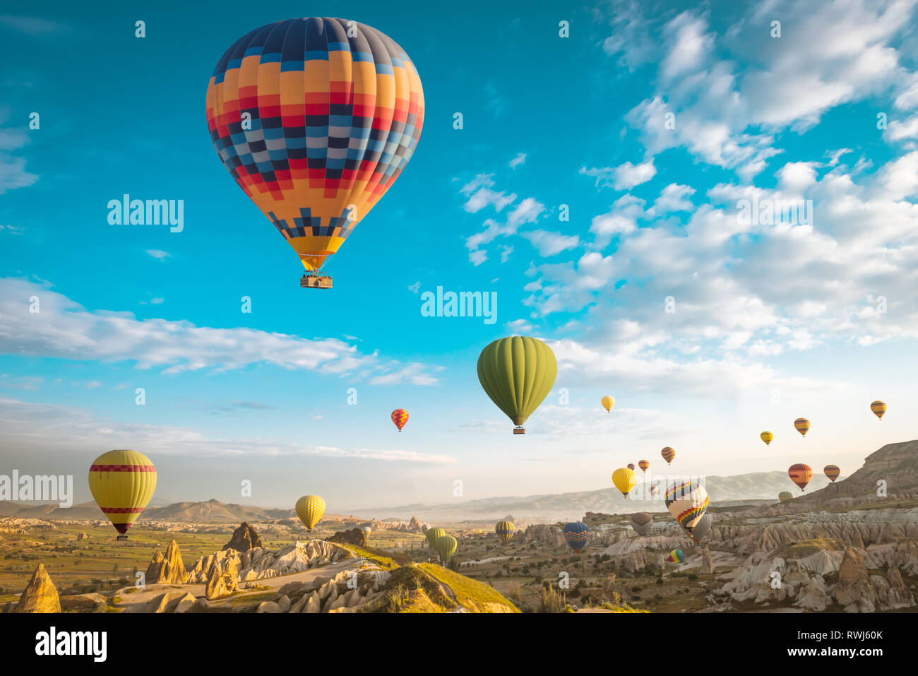 Grande attrazione turistica della Cappadocia mongolfiera. La Cappadocia è uno dei luoghi migliori per volare con i palloni ad aria calda. Goreme, Cappadocia, Turchia. Foto Stock