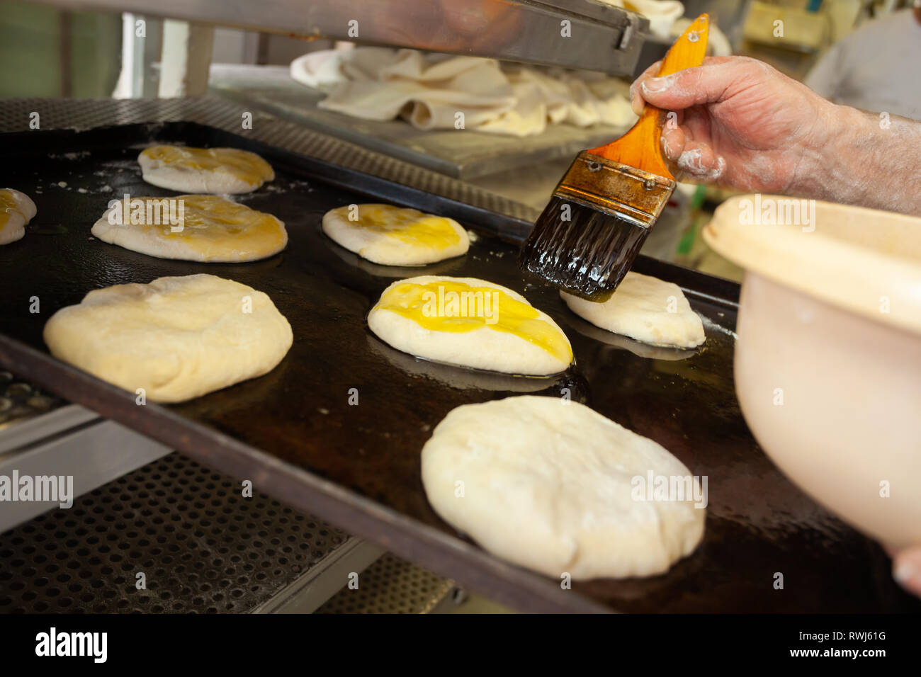 La produzione giornaliera di pane cotto con forno a legna con il metodo tradizionale. Foto Stock