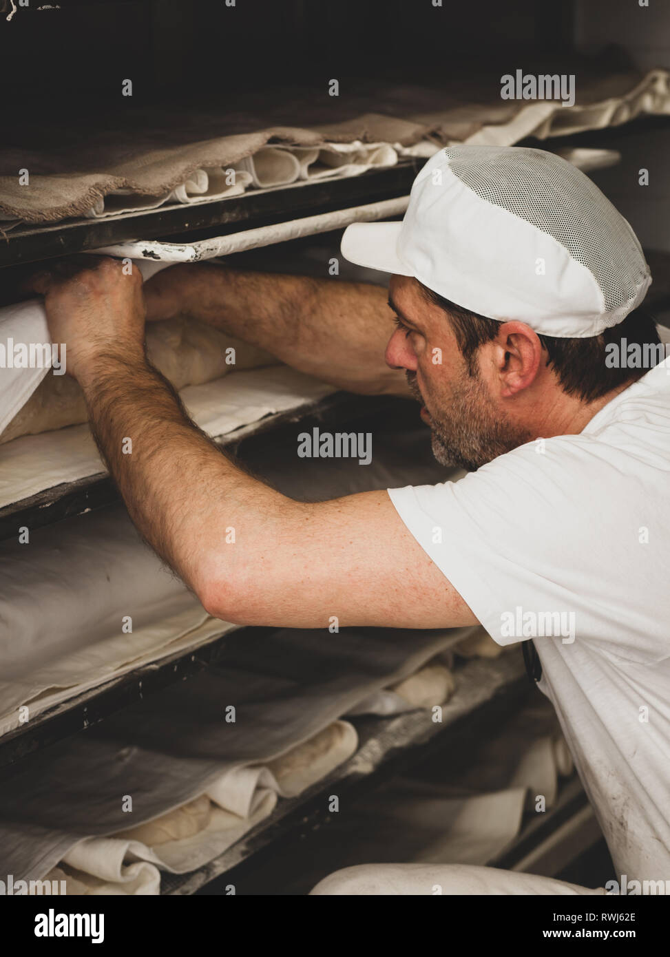 La produzione giornaliera di pane cotto con forno a legna con il metodo tradizionale. Foto Stock