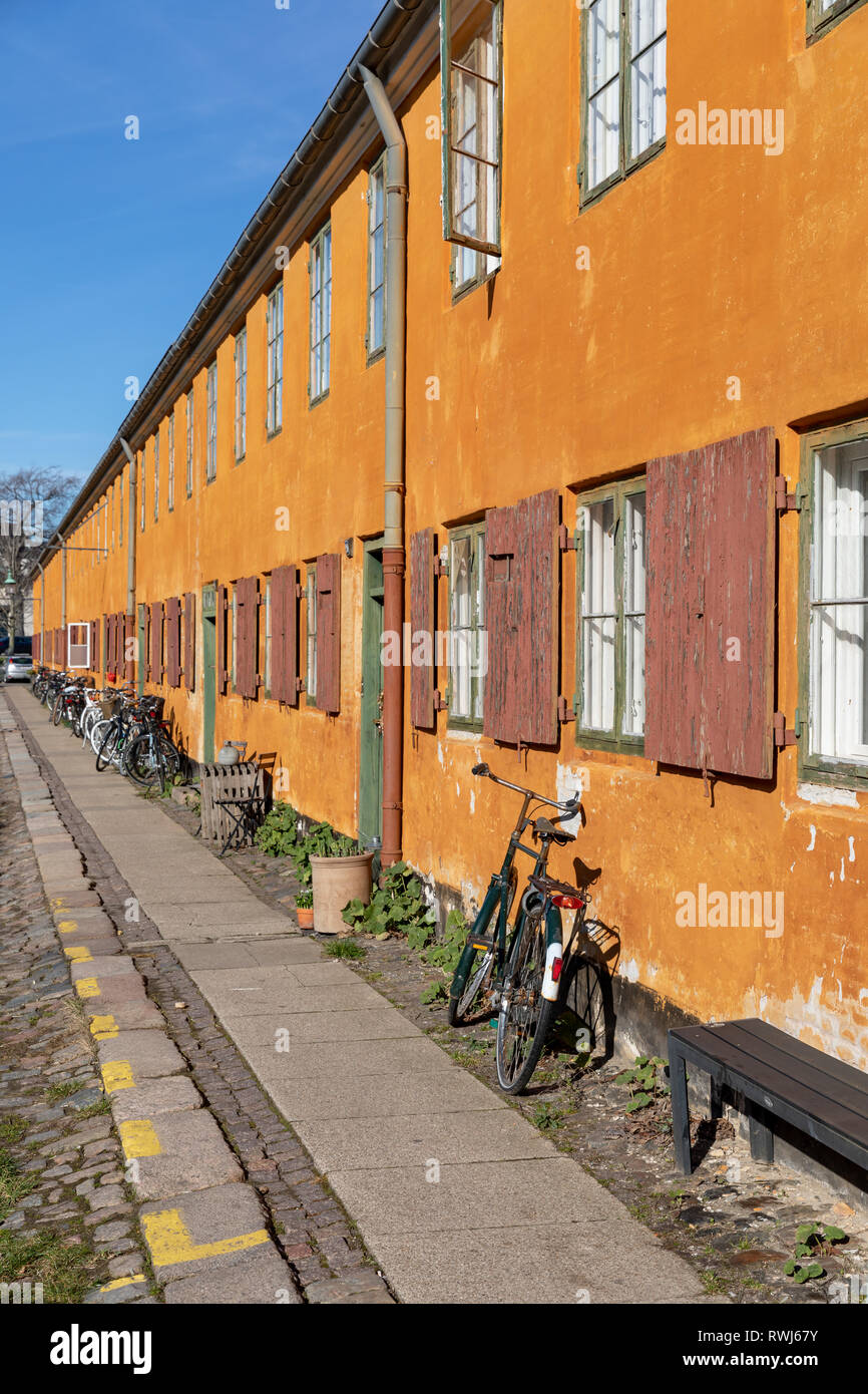 Riga gialla house di Nyboder; Svanegade ('Swan Street'), Copenhagen, Danimarca Foto Stock