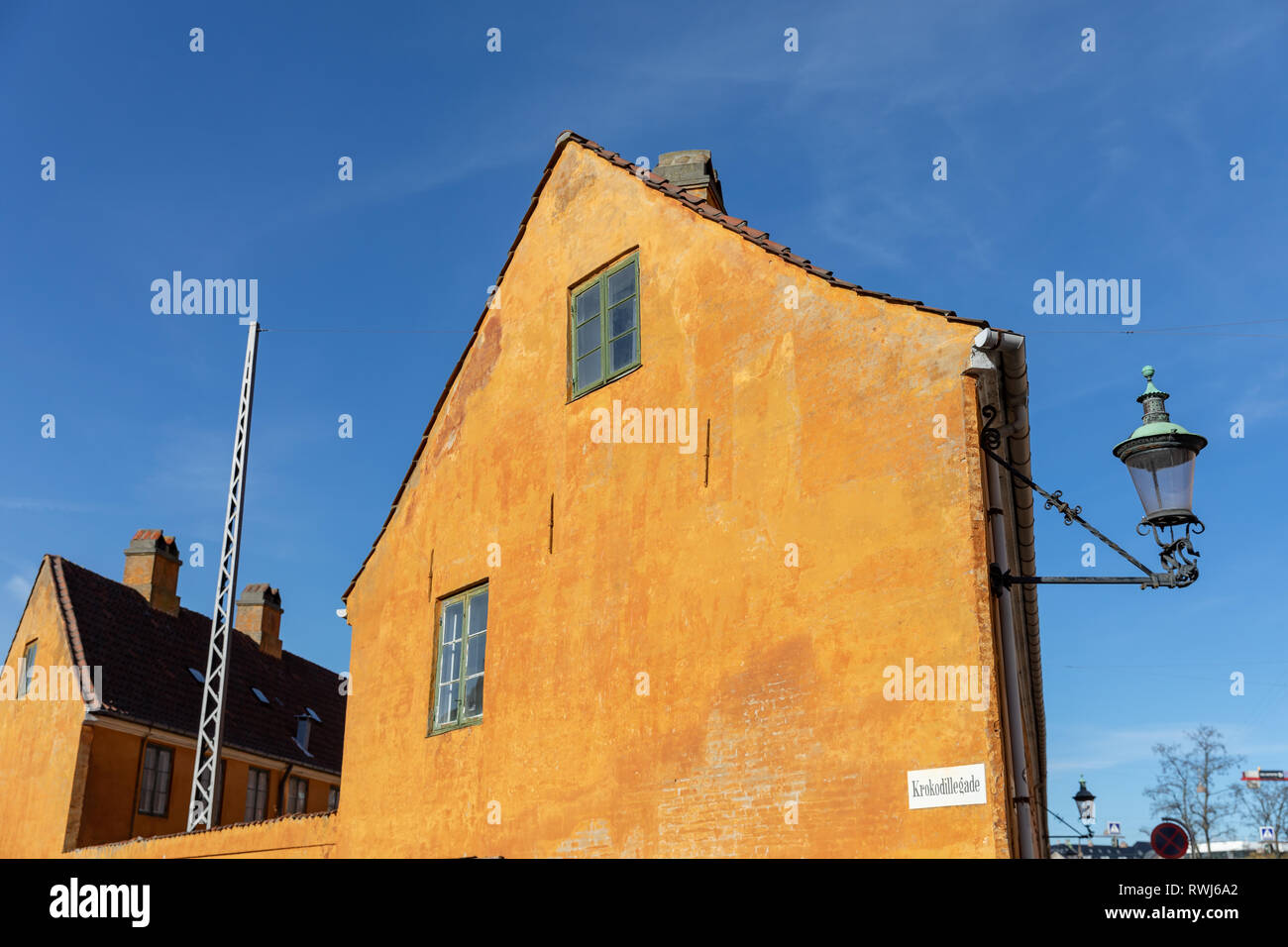 Case giallo in Nyboder; Krokodillegade ("Crocodile Street'), Copenhagen, Danimarca Foto Stock