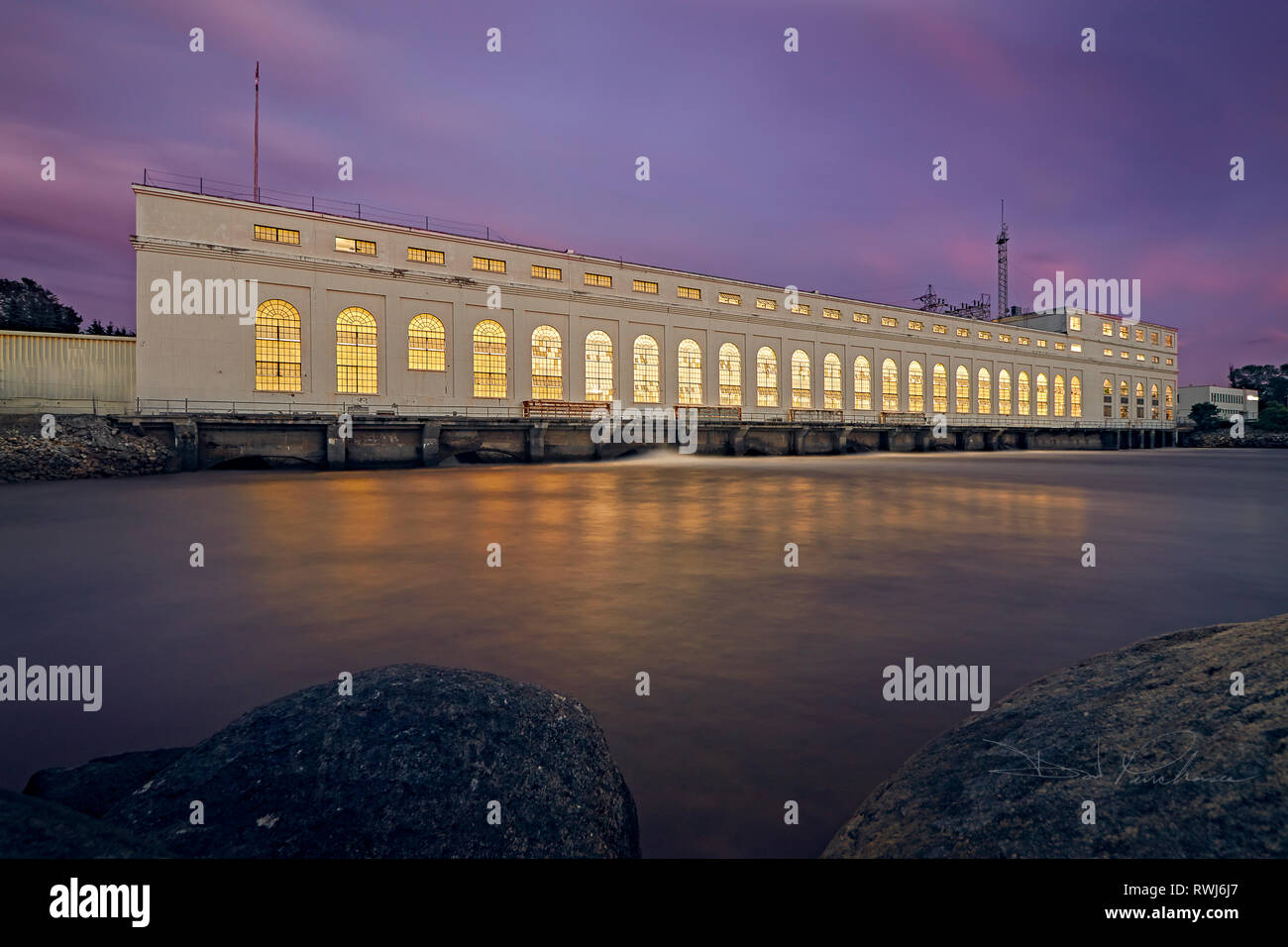 Sera riflessi del tramonto, le luci si accendono a Deer Lake Power House Building, Deer Lake, Terranova e Labrador Foto Stock