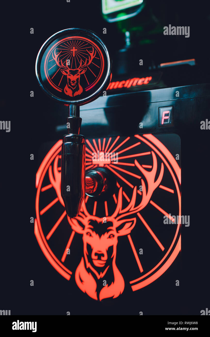 Ufa, Russia, HARAT'S PUB, 12 dicembre, 2018: Jagermeister alcol bevande nel bar. Il barista versa un bicchiere Foto Stock
