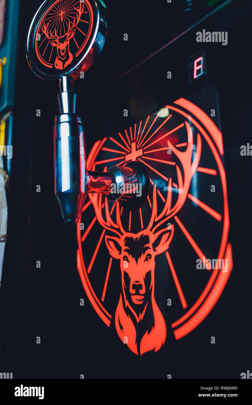 Ufa, Russia, HARAT'S PUB, 12 dicembre, 2018: Jagermeister alcol bevande nel bar. Il barista versa un bicchiere Foto Stock