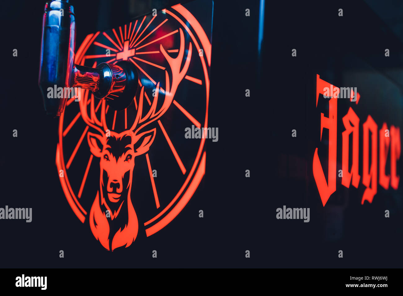 Ufa, Russia, HARAT'S PUB, 12 dicembre, 2018: Jagermeister alcol bevande nel bar. Il barista versa un bicchiere Foto Stock