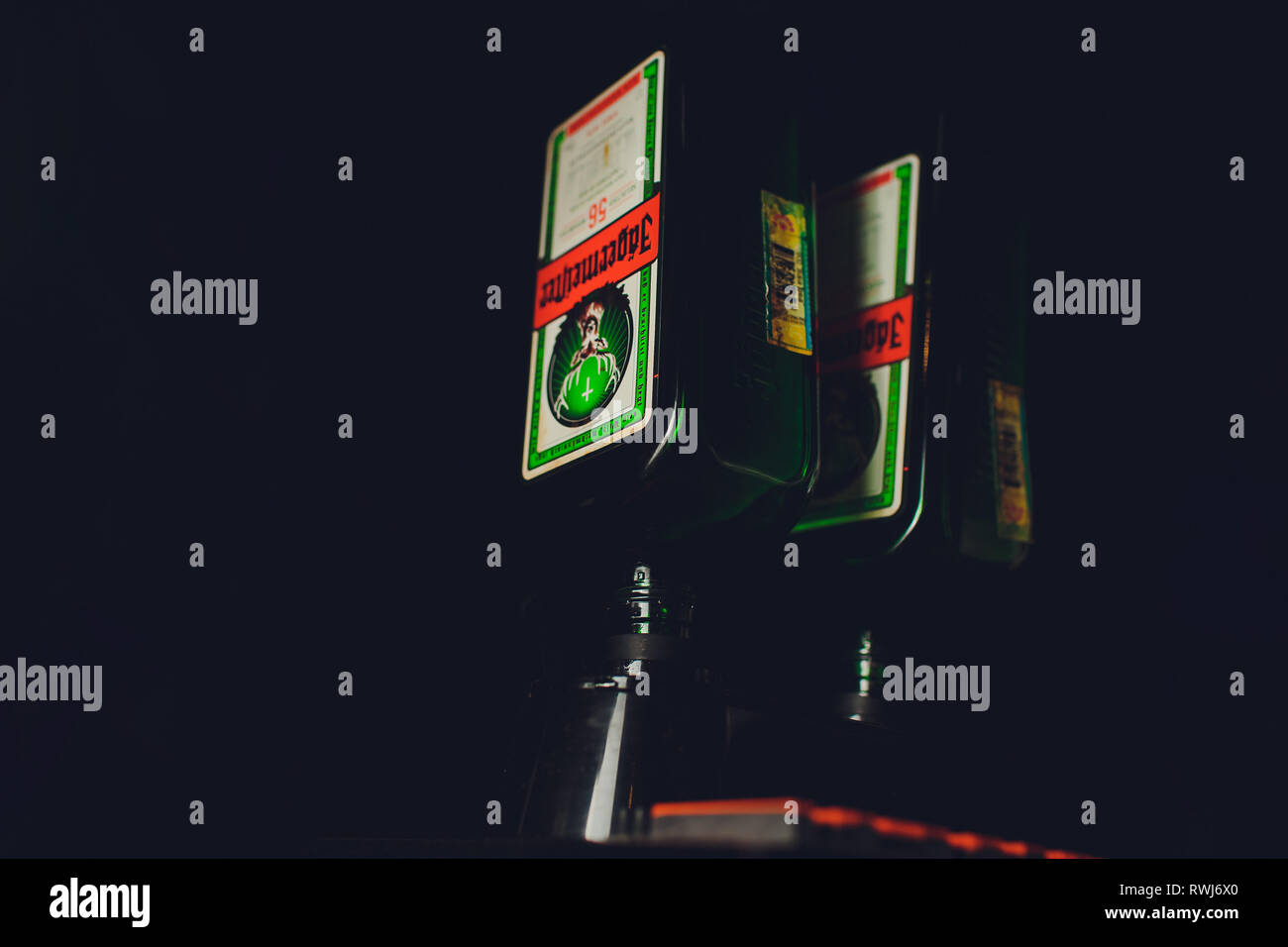 Ufa, Russia, HARAT'S PUB, 12 dicembre, 2018: Jagermeister alcol bevande nel bar. Il barista versa un bicchiere Foto Stock