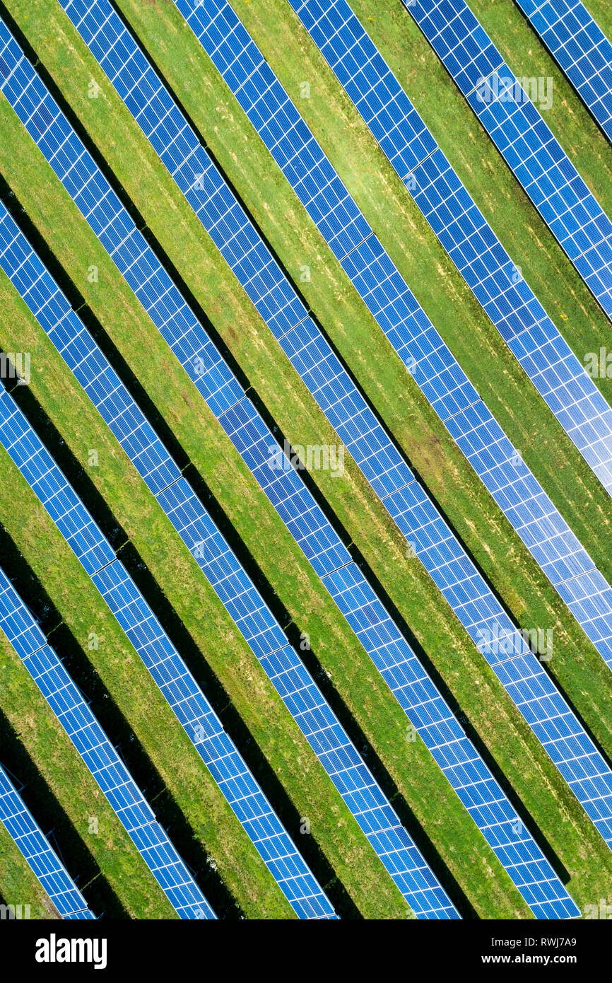 Vista aerea guardando dritto verso il basso di una fattoria solare con Sun riflette i pannelli, a ovest di Dunville; Ontario, Canada Foto Stock