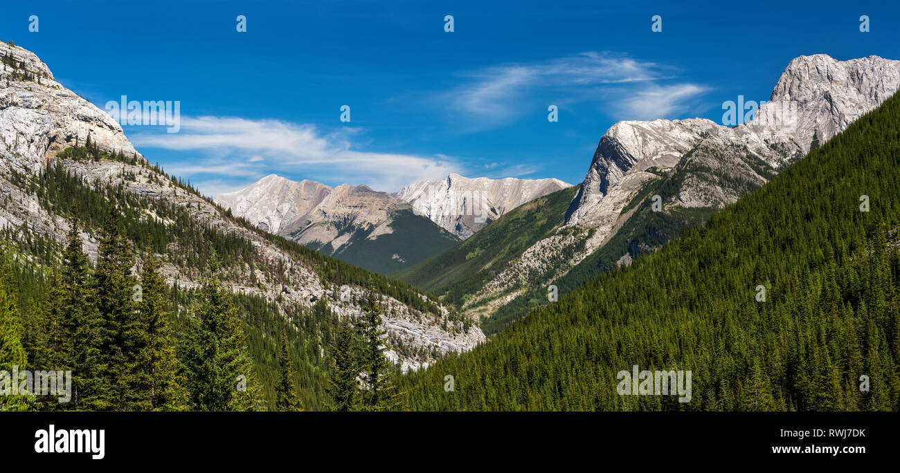 Vista panoramica della valle e la gamma della montagna con il cielo blu e nuvole, a sud di Canmore; Alberta, Canada Foto Stock