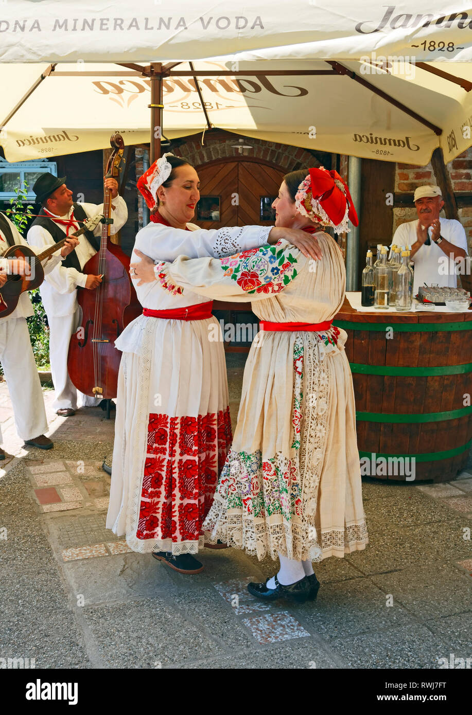 2 donne che danzano; colorato abito popolare iugoslavo;; la tradizione; cultura, intrattenimento, Kezele Villaggio famiglia Estate; agriturismo; Ivanic Grad; Croazia; Foto Stock