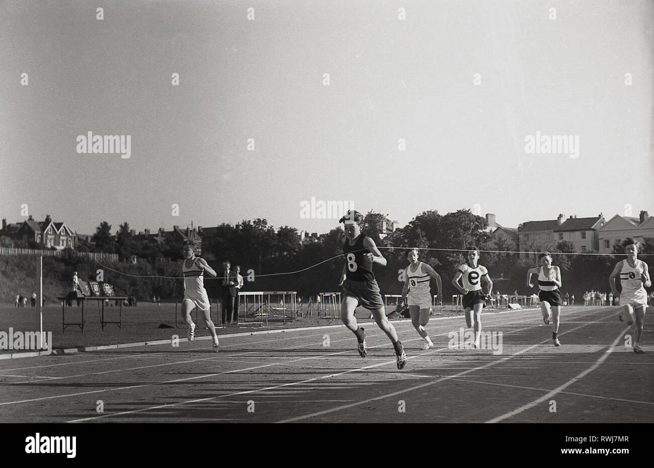 Anni sessanta, vittoria....ragazzi a competere in un dilettante via e il campo gara sprint su pista, con il vincitore che colpisce la linea di finitura nastro, Inghilterra, Regno Unito. Foto Stock