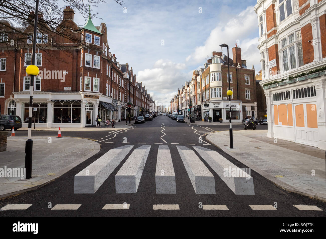 3D Zebra Crossing dipinta su un nord-west London Road nel tentativo di rallentare il traffico e migliorare la sicurezza dei pedoni Foto Stock