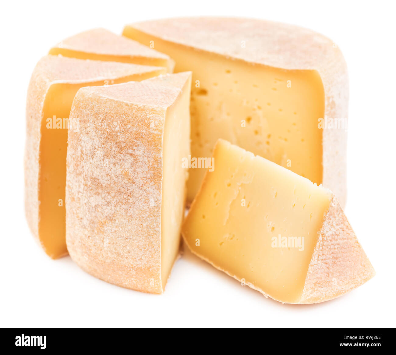 Pezzi di naturale formaggio duro isolati su sfondo bianco. Foto Stock