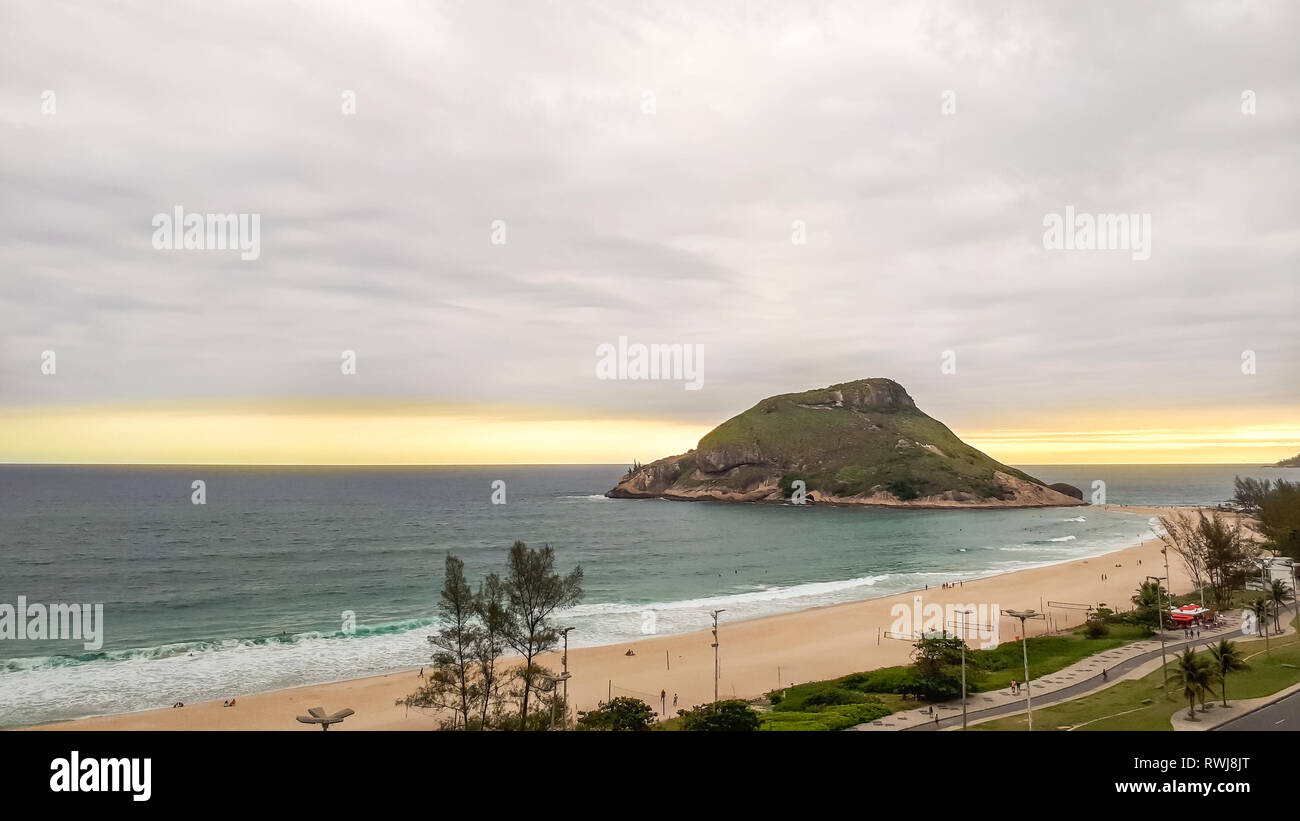 Rio de Janeiro / RJ / Brasile - 12/06/2018: una vista da sopra del Pontal beach in Rio de Janeiro, durante un giallo tramonto e un cielo nuvoloso con distante s Foto Stock