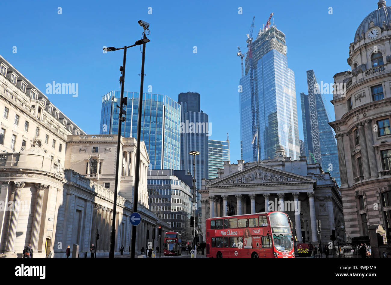 22 Bishopsgate edificio in costruzione aleggiano sopra il Royal Exchange e la Banca di Inghilterra nella città di Londra Regno Unito Europa KATHY DEWITT Foto Stock