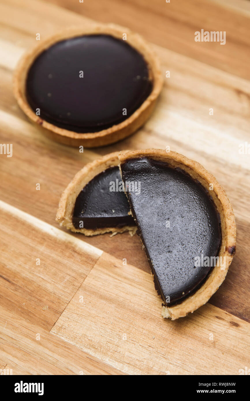 Dolce scuro fresca torta al cioccolato sul tavolo di legno Foto Stock