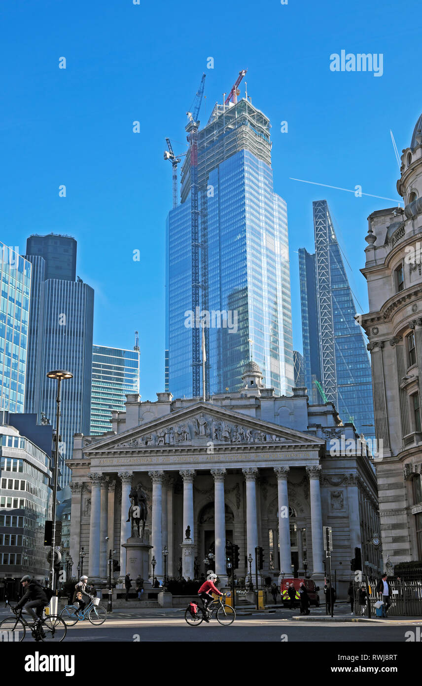 22 Bishopsgate edificio in costruzione aleggiano sopra il Royal Exchange e la Banca di Inghilterra nella città di Londra Regno Unito Europa KATHY DEWITT Foto Stock