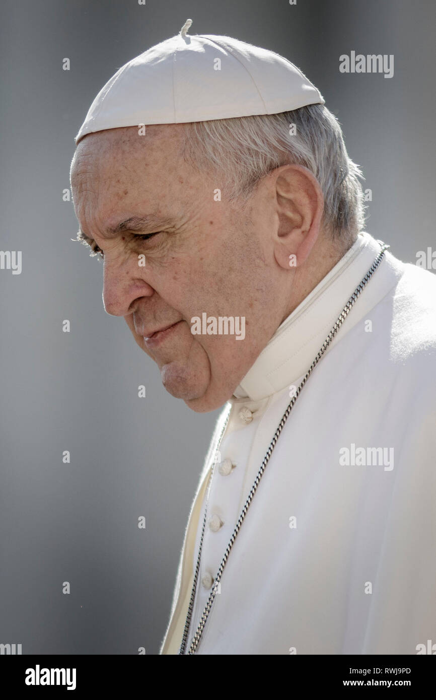 Papa Francesco visto arrivare a condurre l udienza generale in Piazza San Pietro. Udienza Generale si svolge ogni mercoledì, quando il Papa è in Vaticano e a Piazza San Pietro, che può ospitare circa 80.000 persone. Durante l Udienza Generale, chiamato anche Udienza Papale, il Santo Padre rivolge alla folla in lingue diverse. Foto Stock