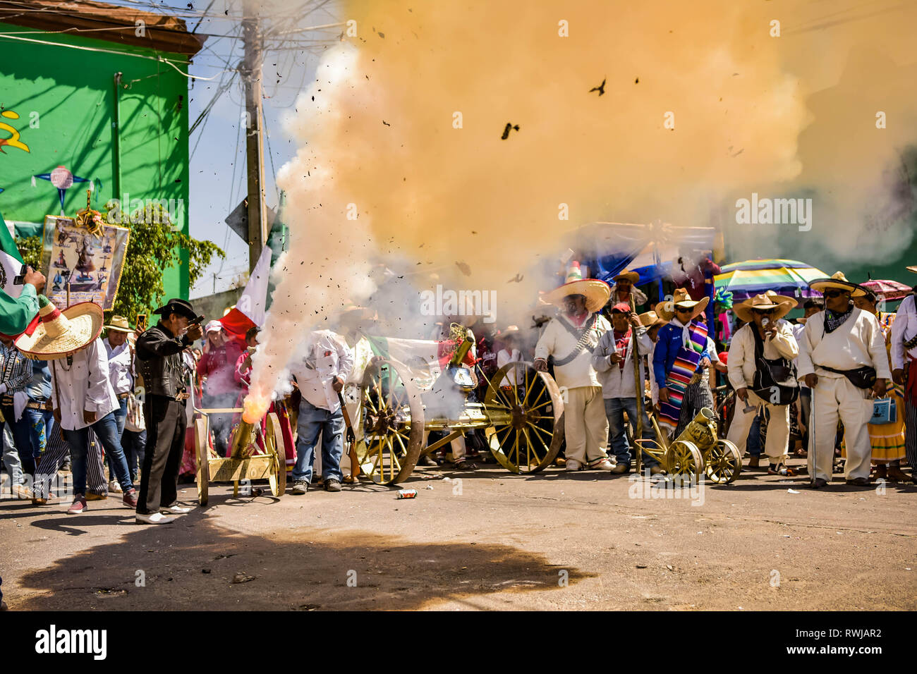 05 marzo 2019, Messico, San Juan de la Vega: Fumo aumenta quando un cannone è sparato al "Festival dei martelli esplosiva". In un solido, gli esplosivi sono attaccati ad un martello pesante e il carico è poi colpito su una piastra di metallo per farla esplodere. Lo spettacolo della polvere fino a moto vorticoso è parte delle celebrazioni per la città santo patrono San Juanito, in tedesco san Giovanni. Foto: Edgar Santiago Garcia/dpa Foto Stock