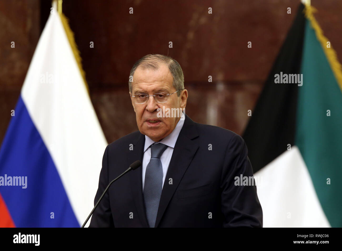 Kuwait City in Kuwait. 6 Mar, 2019. Ministro degli Esteri russo Sergey Lavrov parla nel corso di una conferenza stampa a Kuwait City, capitale del Kuwait, il 6 marzo 2019. La Russia sostiene tutti gli sforzi del Kuwait e accoglie con favore i mezzi per preservare l unità del consiglio di cooperazione del Golfo (CCG), Sergey Lavrov ha detto Mercoledì. Credito: Giuseppe Shagra/Xinhua/Alamy Live News Foto Stock