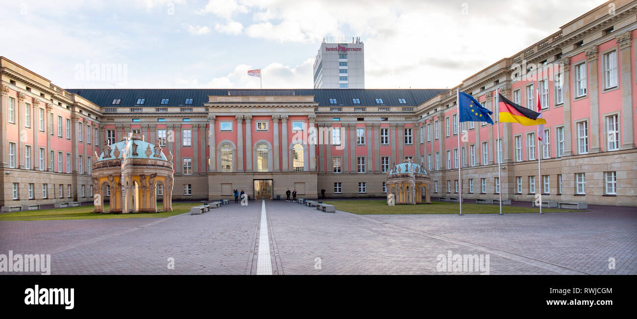 Potsdam, Germania. 05 Mar, 2019. Vista dell'ingresso al Parlamento di Brandeburgo. Sullo sfondo il alto-aumento dell'Hotel Mercure. Credito: Monika Skolimowska/dpa-Zentralbild/ZB/dpa/Alamy Live News Foto Stock