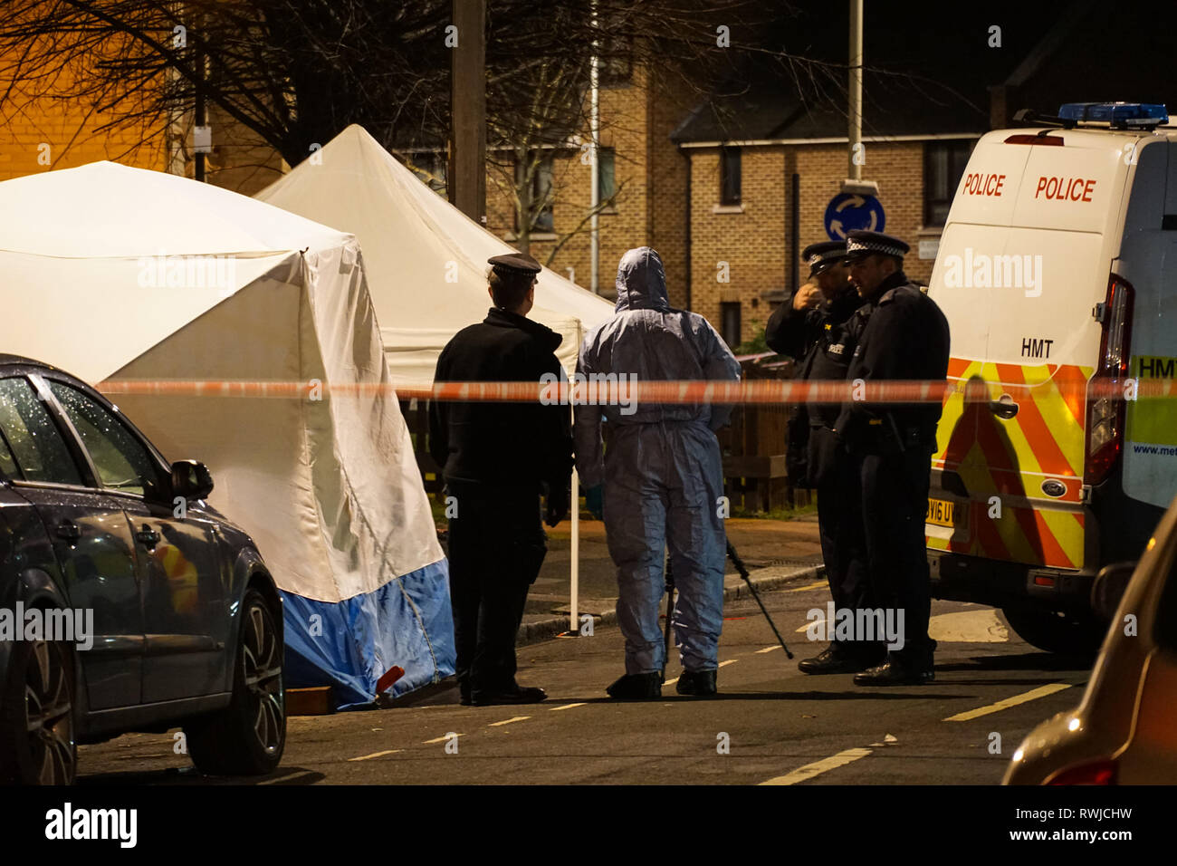Polizia sulla scena del crimine a Londra, Inghilterra Regno Unito Foto Stock