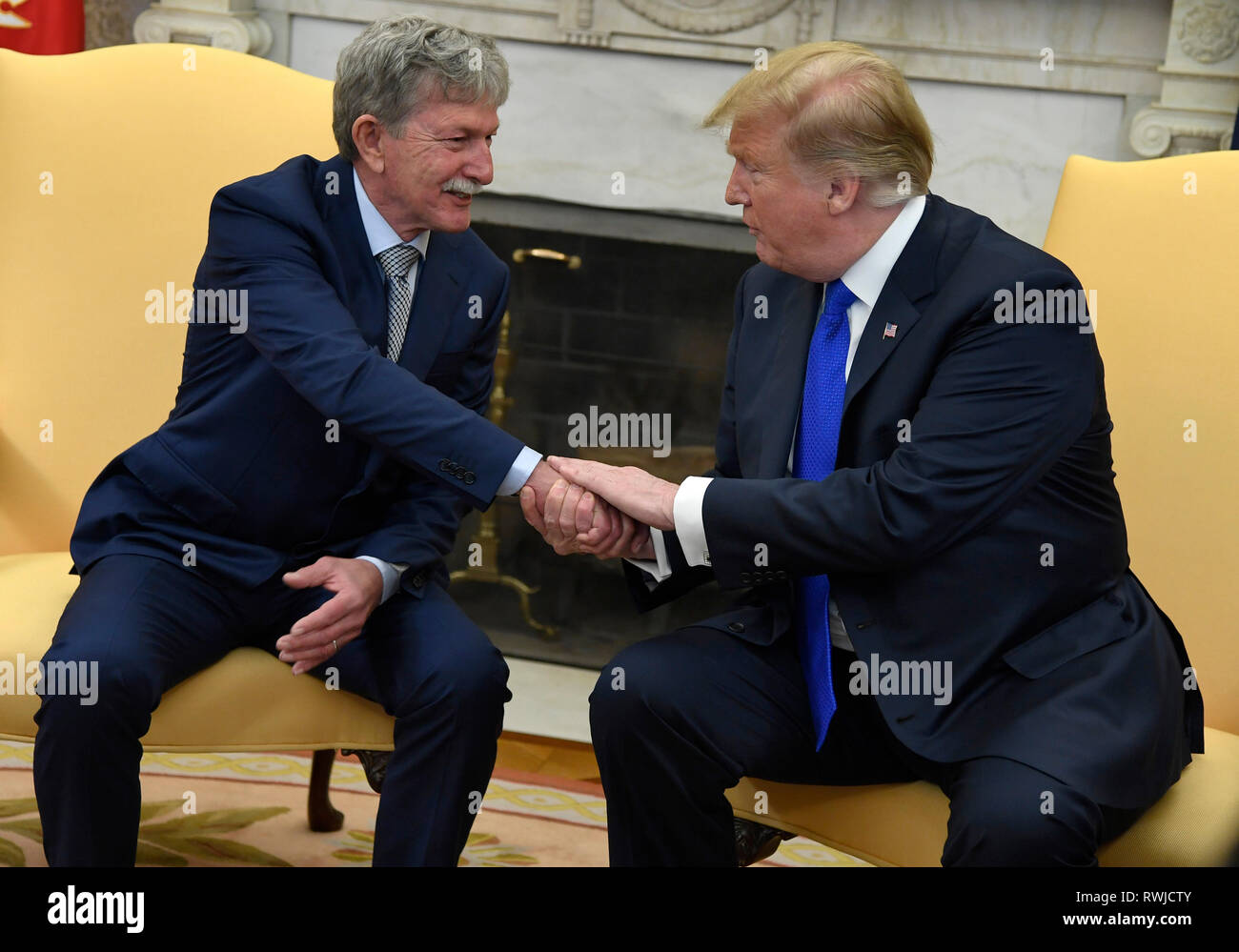 Il Presidente degli Stati Uniti, Trump (R) stringe la mano con il cittadino statunitense Danny Burch, recentemente rilasciato come un ostaggio in Yemen, alla Casa Bianca di Washington, DC, 6 marzo 2019. Burch era stato rapito più di diciotto mesi fa, lavorando con un Yemini oil company. Credito: Mike Theiler/CNP /MediaPunch Foto Stock