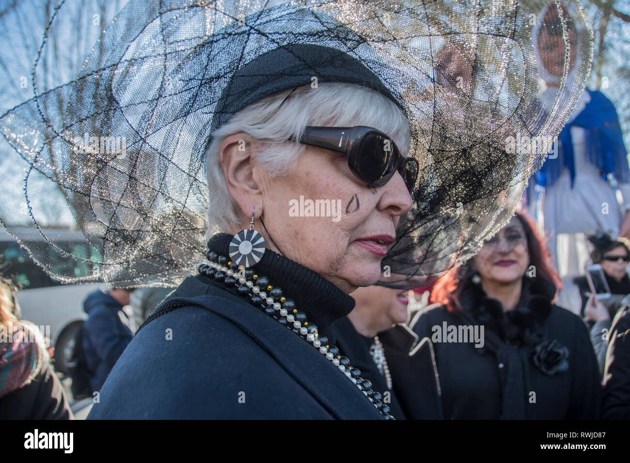 Madrid, Spagna. 06 Mar, 2019. Le origini del Alegre Confraternita del Funerale della Sardina potrebbe tornare al regno di Carlo III, perché secondo la tradizione popolare la Madrid del tempo è arrivato un gioco di pesci marci ai mercati, provocando la conseguente puzza in tutta la città. Per risolvere questo problema, il re emanò un editto ordinare la sepoltura di detti pesci sulle rive del fiume Manzanares. Credito: Alberto Ramírez Sibaja/Alamy Live News Foto Stock