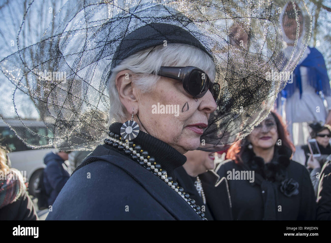 Madrid, Madrid, Spagna. 6 Mar, 2019. Una donna si vede vestito come una  vedova di lutto per le sardine durante l'evento.il tradizionale 'Funerale  della Sardina'' è una cerimonia che si svolge a