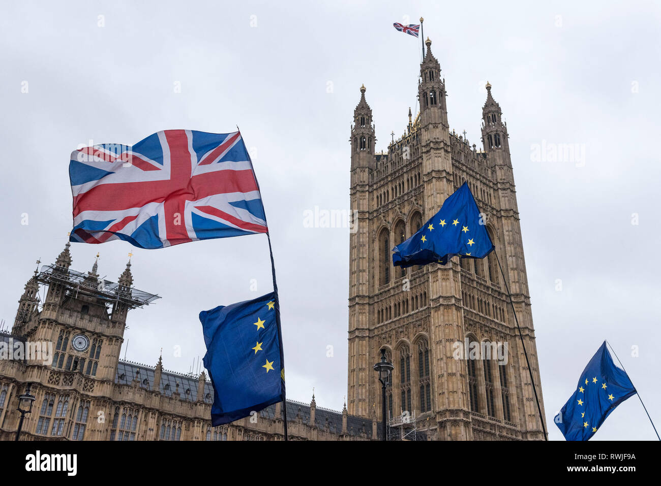 Londra, Regno Unito. 6 Mar, 2019. Foto scattata il 6 marzo 2019 mostra le bandiere del Regno Unito e Unione europea bandiere che sventolano fuori le case del Parlamento europeo a Londra. Come la Gran Bretagna è impostata in modo da lasciare l'Unione europea (UE) il 29 marzo UK finanziare le imprese sono state preparando per un 'no-deal' scenario che essi ritengono che sarebbe "' catastrofico per la nazione dell'economia. Per andare con: Spotlight: UK finanziare le imprese a prepararsi per 'catastrofico di non trattare Brexit scenario Credit: Stephen Chung/Xinhua/Alamy Live News Foto Stock