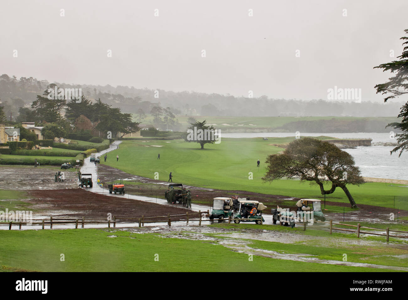 Pebble Beach, California, Stati Uniti d'America 6 Marzo 2019 dopo la tempesta e la pioggia alta in California nelle scorse settimane e la AT&T torneo, spiaggia ghiaiosa gli equipaggi di terra sono clearing fino al corso in modo che il "costruire" per il 2019 US Open di Golf può iniziare. Foto Stock