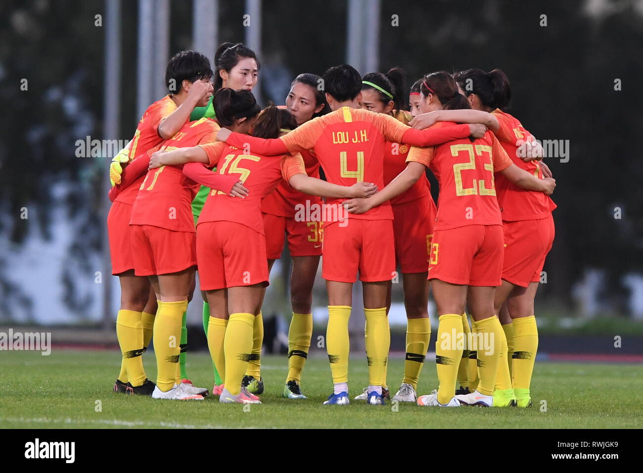 Albufeira, Portogallo. 6 Mar, 2019. I giocatori della Cina allietano prima del posizionamento corrispondono 11-12 al 2019 Algarve Cup Calcio femminile nel torneo di Albufeira, Portogallo, il 6 marzo 2019. La Cina ha perso 3-5 (2-4 in penalità shoot-out). Credito: Zhang Liyun/Xinhua/Alamy Live News Foto Stock