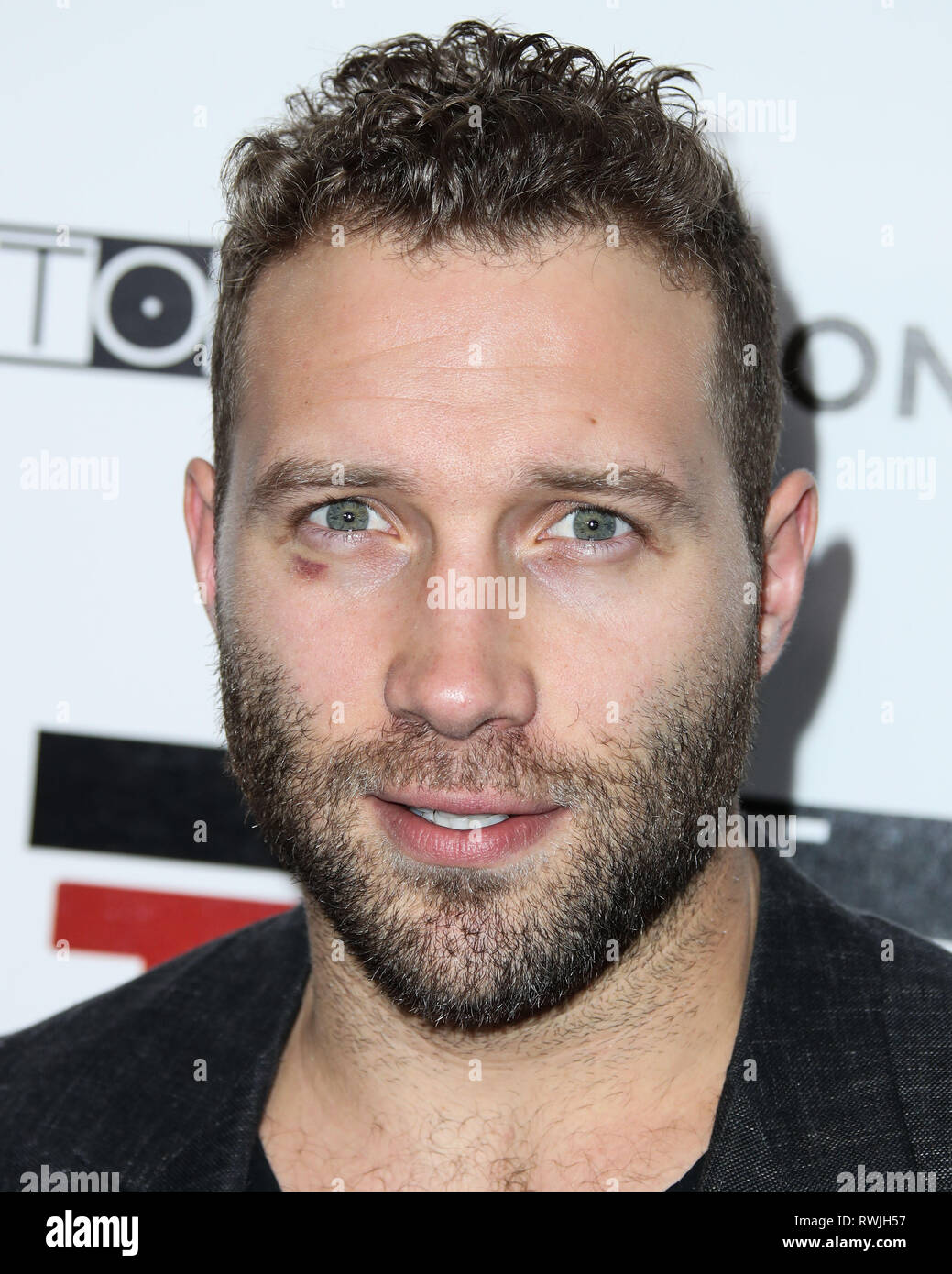 Hollywood, Stati Uniti. 06 Mar, 2019. HOLLYWOOD, Los Angeles, CA, Stati Uniti d'America - 06 Marzo: Attore Jai Courtney arriva a Los Angeles prima di Lionsgate 'The Kid" tenutasi presso ArcLight cinema Hollywood il 6 marzo 2019 a Hollywood e Los Angeles, California, Stati Uniti. (Foto di Xavier COLLIN/Image Press Agency) Credito: Image Press Agency/Alamy Live News Foto Stock