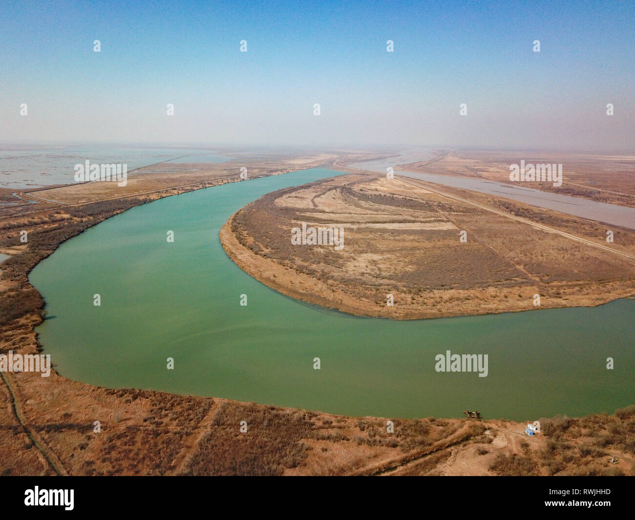 Dongying. 7 Mar, 2019. Foto aerea adottate il 7 marzo 2019 mostra la vista del Fiume Giallo e Delta riserva naturale nazionale in Dongying, est della Cina di Provincia dello Shandong. Il Fiume Giallo Delta riserva naturale nazionale risiede nella città Dongying, da dove il Fiume Giallo si svuota se stesso nel mare Bohai. Negli ultimi anni la riserva naturale è stata compiendo sforzi per proteggere la diversità ecologica e il ripristino di zone umide in modo da promuovere una convivenza armoniosa tra uomo e natura. Credito: Wang Nan/Xinhua/Alamy Live News Foto Stock