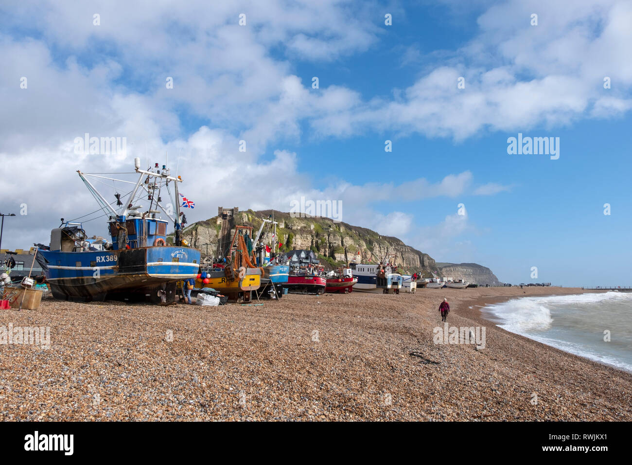 Hastings, East Sussex, Regno Unito. Il 7 marzo 2019. Barche da pesca tirato su in alto sulla Città Vecchia Stade di pescatori di spiaggia al di fuori della portata del mare in forte blustery condizioni ventose. Con più di 25 barche di Hastings ha la più grande spiaggia-lanciato della flotta da pesca in Europa. Foto Stock