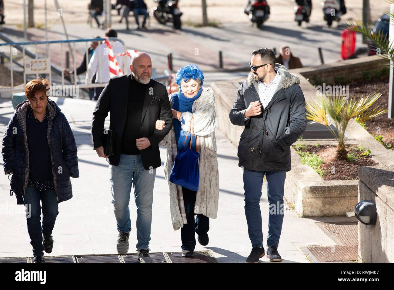Lucia Bosé (seconda a destra) con i suoi parenti di entrare il tribunale provinciale di Madrid ha accusato di appropriazione indebita di un disegno di Pablo Ruiz Picasso Cordon premere Foto Stock