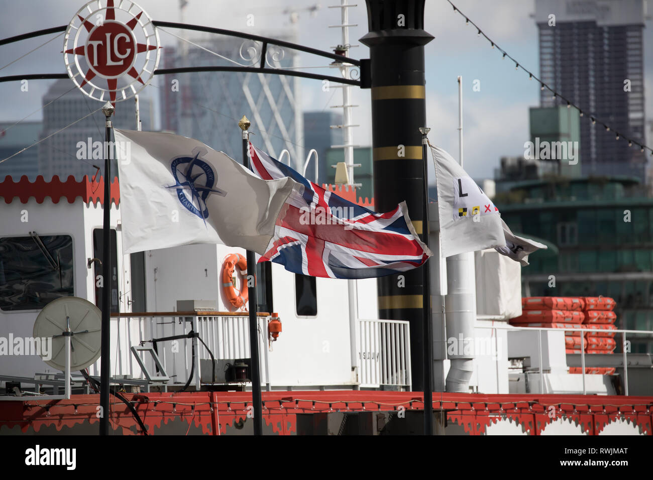 Londra, Regno Unito. 7 Mar, 2019. Bandiere al vento da Queenswalk a Londra. I venti forti sono le previsioni per questo pomeriggio nuovamente a Londra. Credito: Keith Larby/Alamy Live News Foto Stock