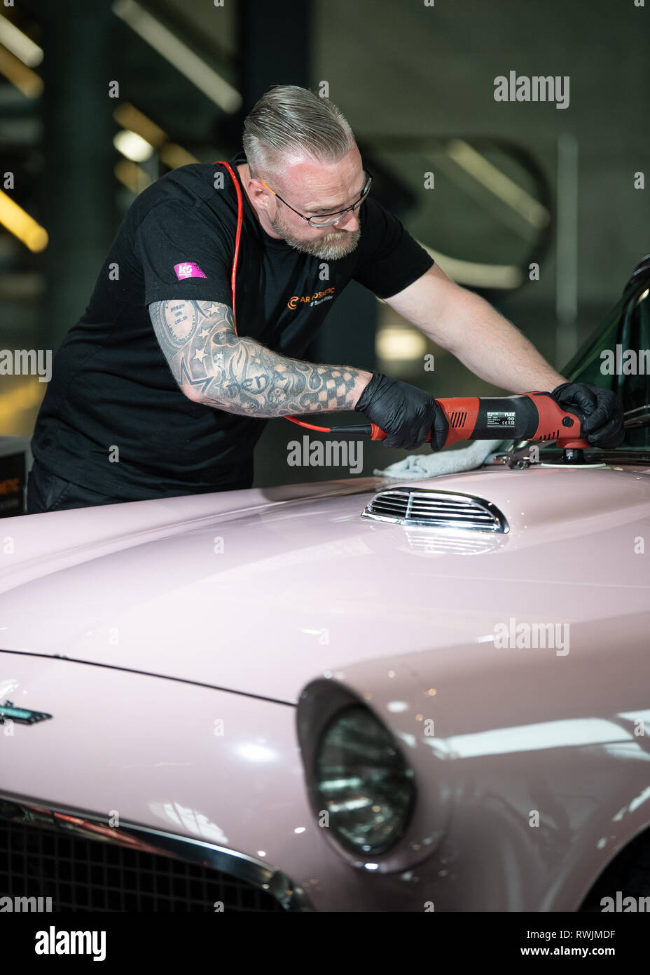 Stuttgart, Germania. 07Th Mar, 2019. Un dipendente lucidi di una vecchia Ford Thunderbird su al piano espositivo dei classici del passato 2019 auto classica fiera. Oldtimers di tutti i tipi saranno in esposizione presso il xix classici del passato dal 7 al 10 marzo. Credito: Fabian Sommer/dpa/Alamy Live News Foto Stock