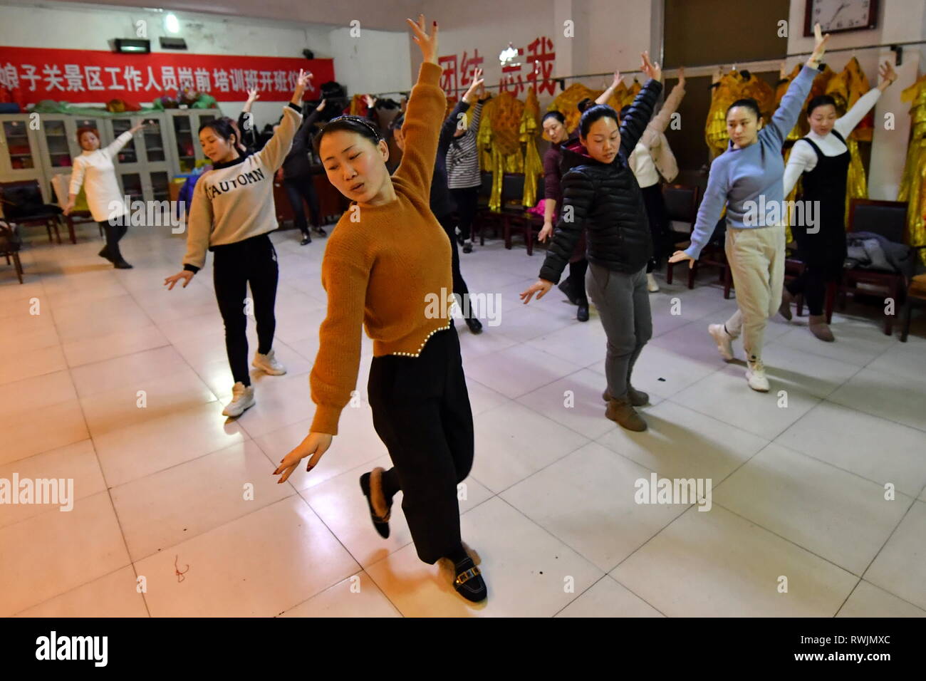 (190307) -- PINGDING, 7 marzo 2019 (Xinhua) -- gli abitanti di un villaggio di ballare pratica nel villaggio di Niangziguan in città Niangziguan, Pingding County, a nord della Cina di nella provincia di Shanxi, a marzo. 6, 2019. Le donne di Niangziguan città hanno giocato un ruolo fondamentale nello sviluppo del turismo locale industria sotto un alleviamento della povertà campagna. Facendo esperienza turistica in considerazione, essi hanno realizzato piani approfondita al fine di migliorare il servizio chiave fattori quali percorsi, di ristorazione e di alloggio. A sua volta, il numero di turisti sono aumentati. Tutti i residenti nella città di Niangziguan sono stati aiutati dalla povertà entro la fine del 2018. Foto Stock